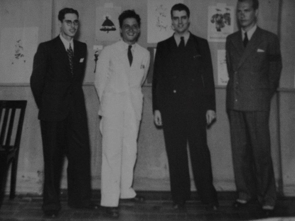 Alceu Penna (vestido de branco) entre colegas, em 1936. 