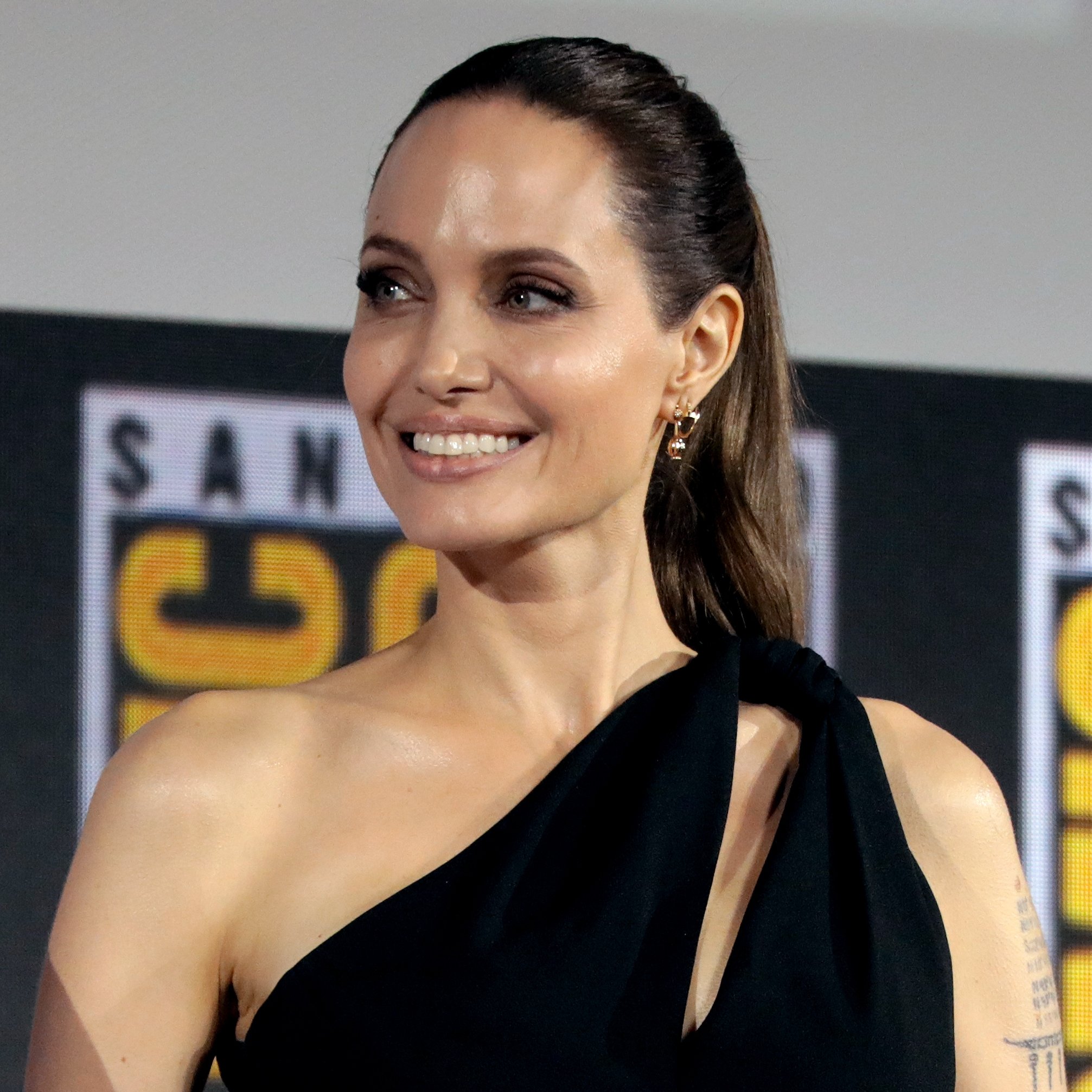 Angelina Jolie não acredita em Deus.