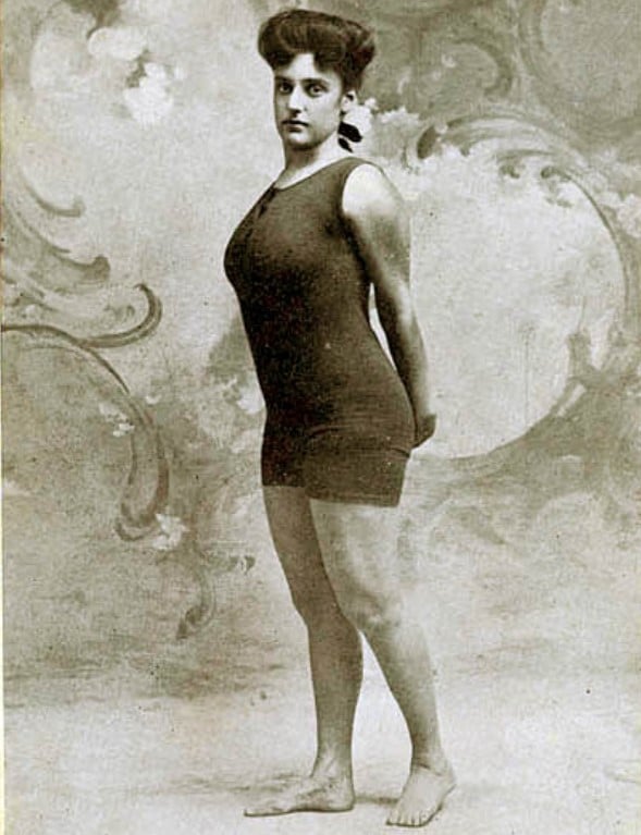 A nadadora profissional australiana Annette Kellerman com um traje de banho mais curto, entre 1903 - 1913.