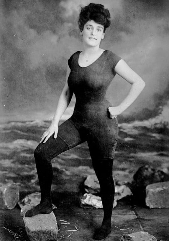A nadadora profissional australiana Annette Kellerman com o primeiro traje de banho único, cerca de 1900. 