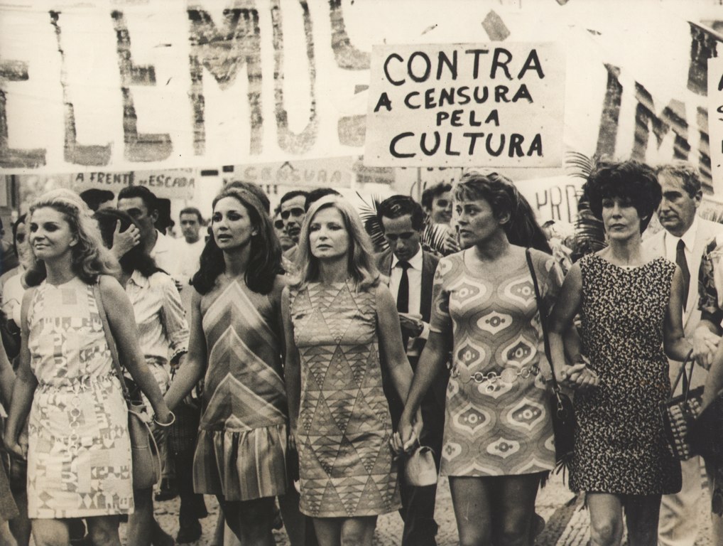 Artistas protestam contra a Ditadura Militar - Tônia Carreiro, Eva Wilma, Odete Lara, Norma Bengell e Cacilda Becker. 