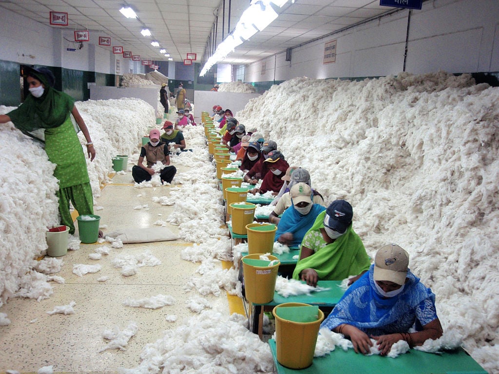 Trabalhadores limpando manualmente o aldoão na Índia, 2010.