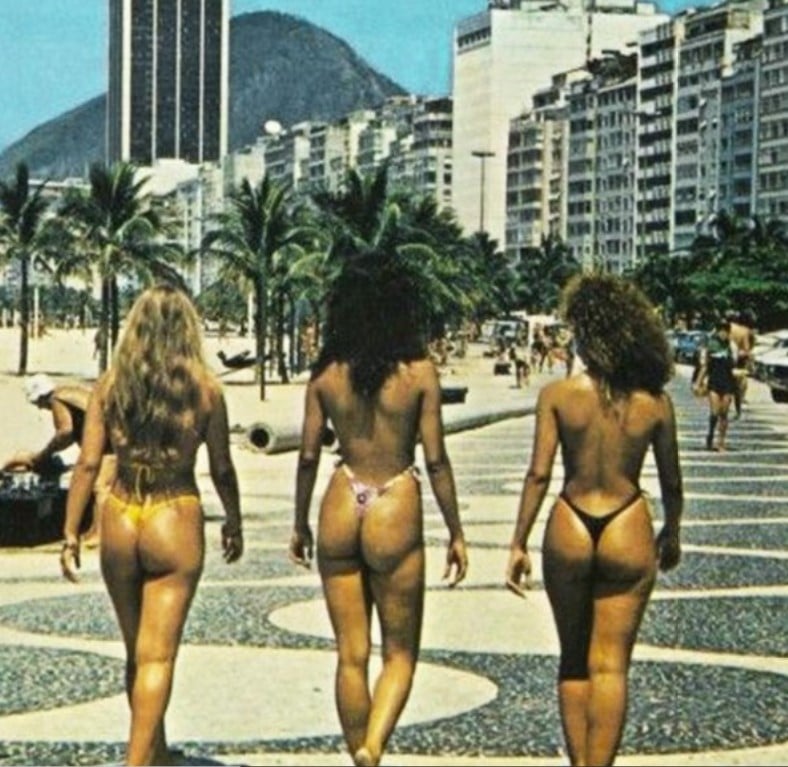 Mulheres desfilando com fio-dental nas ruas do Rio de Janeiro na década de 80.