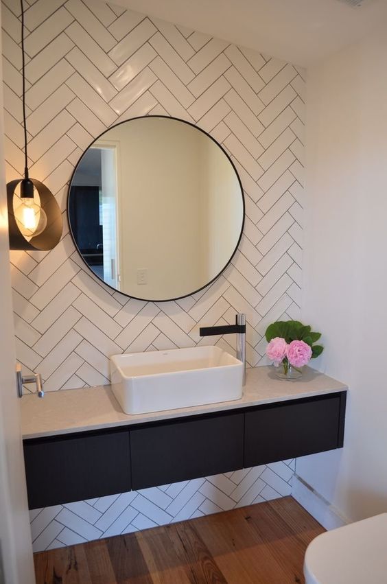 Banheiro minimalista com espelho redondo