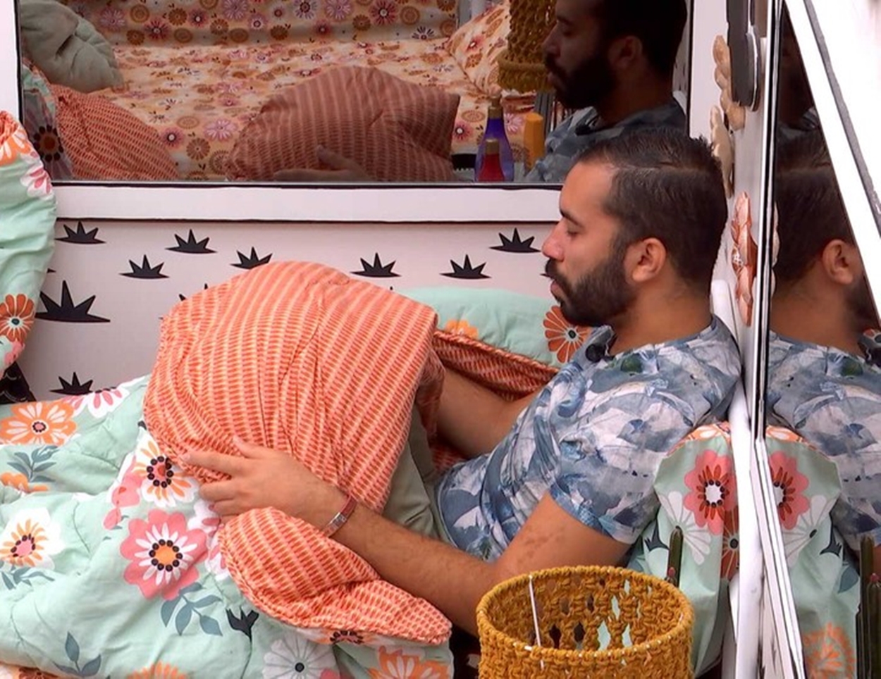 Brother Gil chorando no quarto. Brother Gil chorando no quarto.