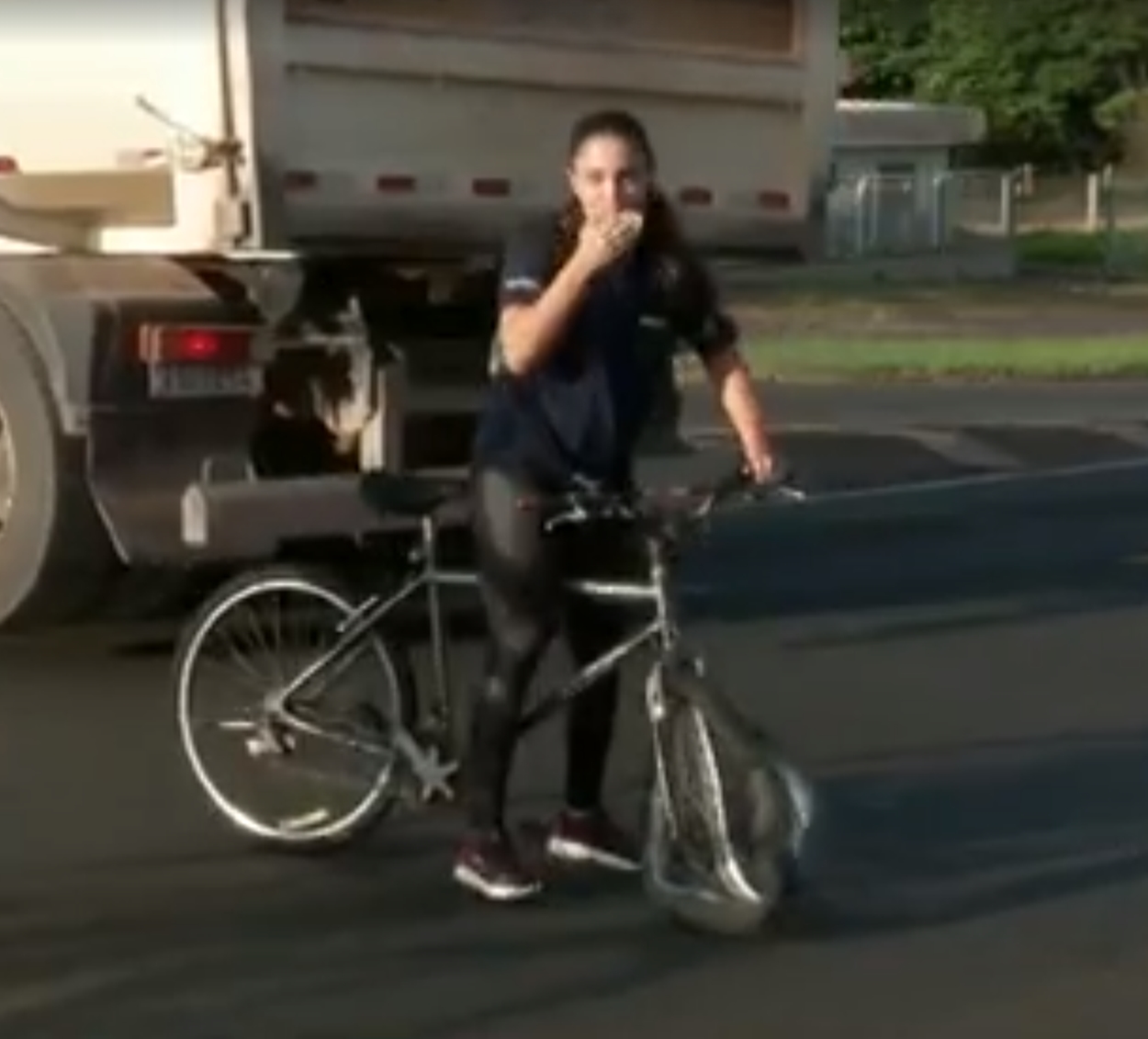 Jornal flagra primeira reação da ciclista, após quase sofrer acidente.