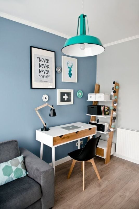 Home office azul na sala.