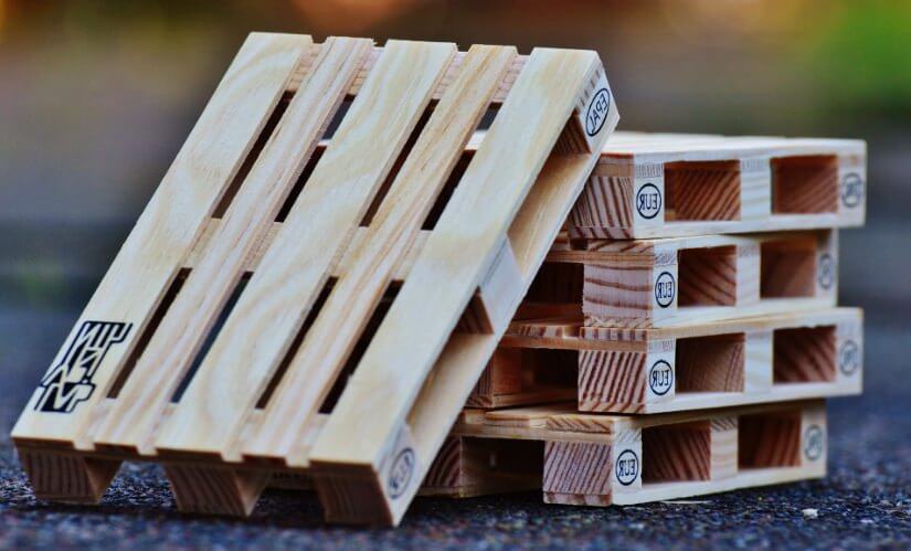 Pilha com 4 pallets. Mini pallets