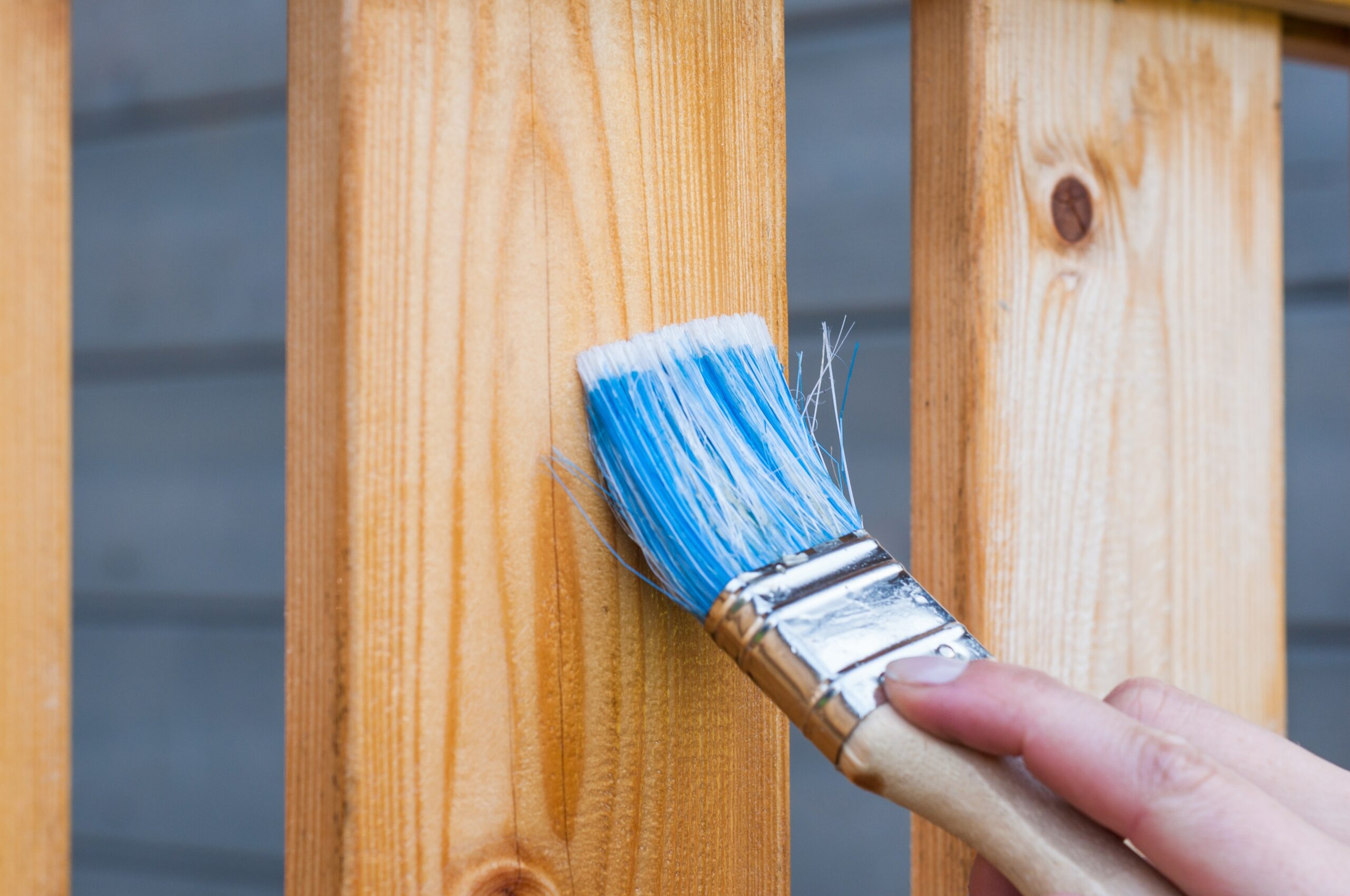 Passando pincel no pallet. Cuidado com pallet impermeabilizado