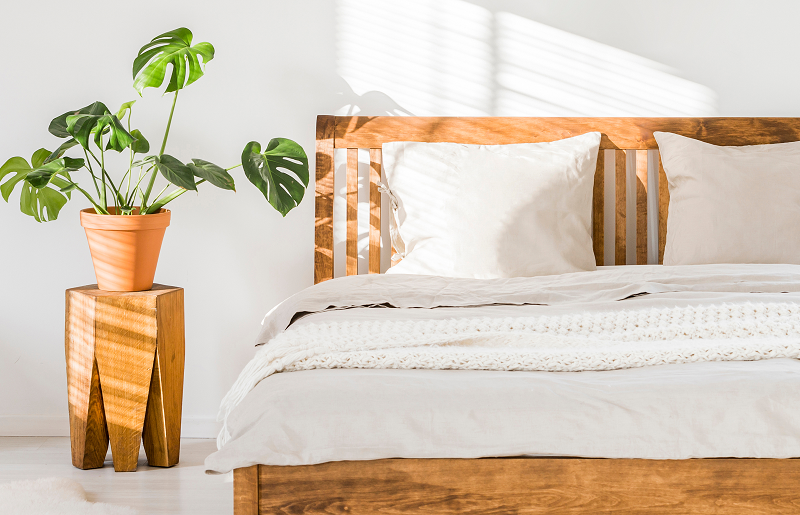 Cama de casal de madeira.