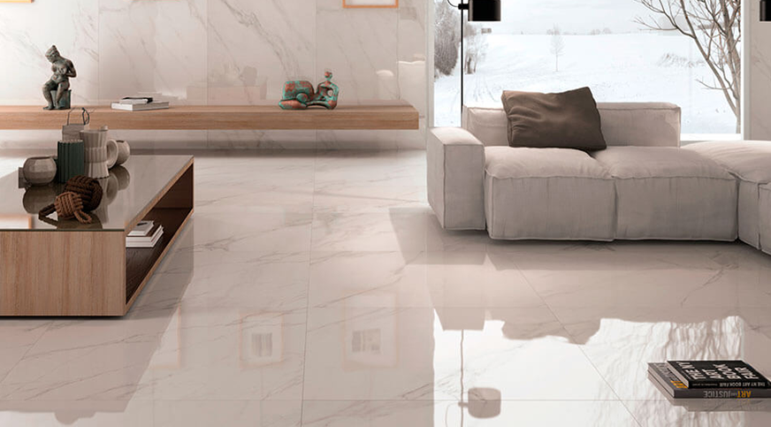 Sala com porcelanato.