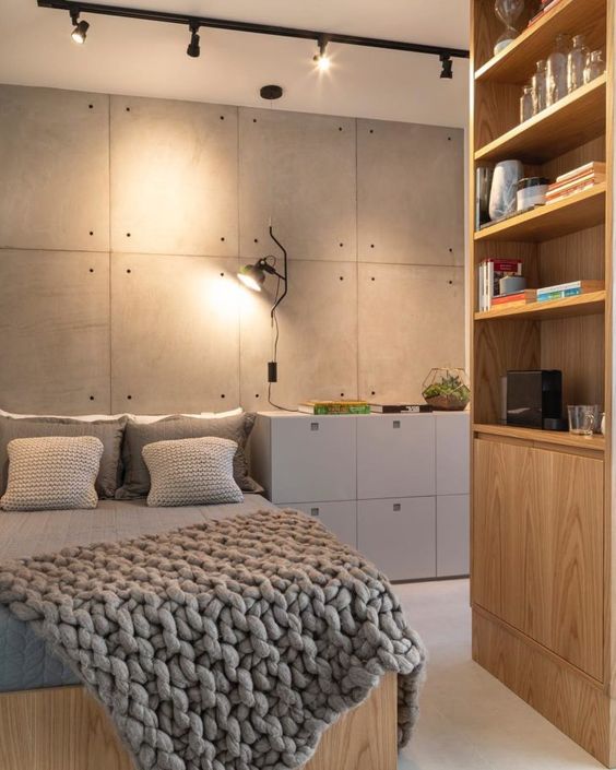 Decoraçao industrial com parede de blocos. Quarto de casal industrial