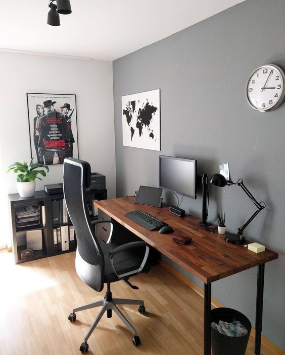 Decoração com quadros. Quarto cinza e branco.