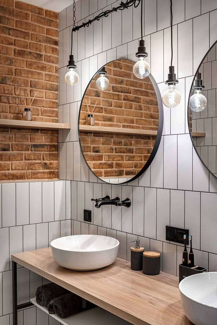 Decoração industrial no lavabo duplo. Banheiro com tijolos à vista.