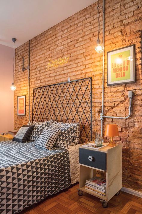 Parede de tijolos à vista. Decoração industrial no quarto