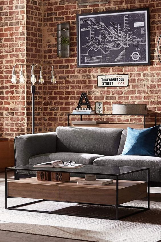 Sala com decoração industrial. Parede desgastada.