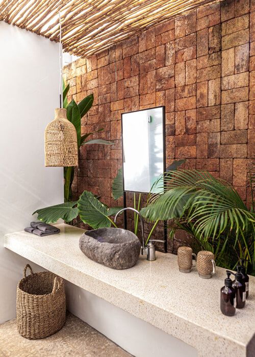 Banheiro com parede de pedra.