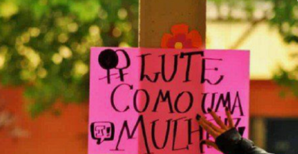 cartaz rosa com os dizeres "lute como uma mulher"