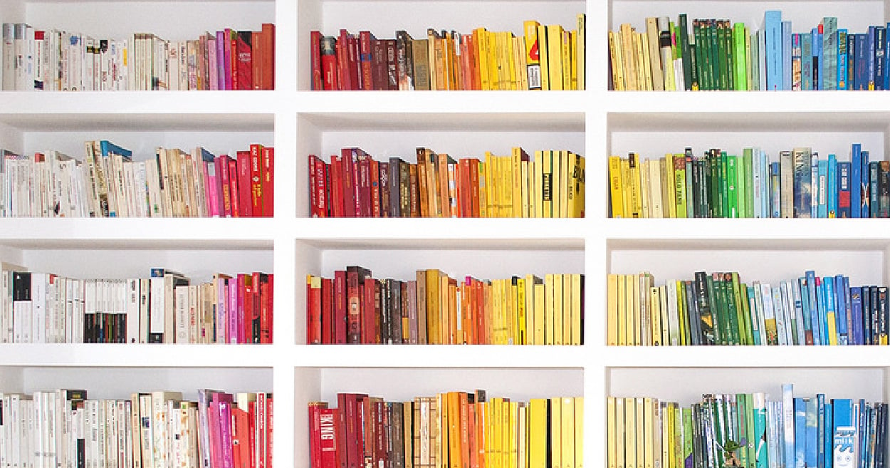 Como organizar livros por cor.