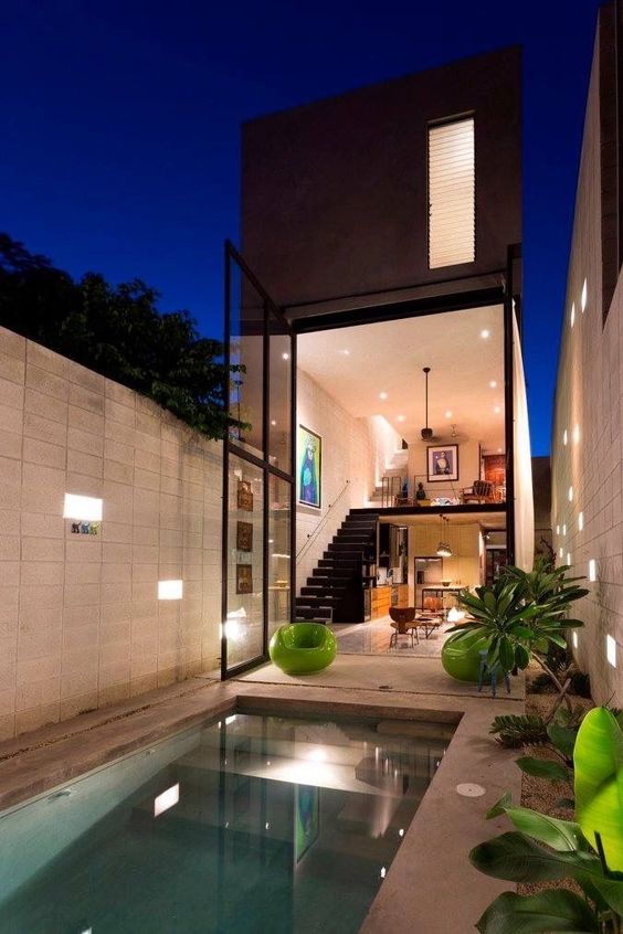 Casa com quintal e piscina.