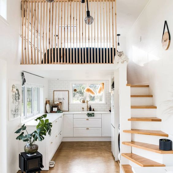 Quarto com grade de madeira.
