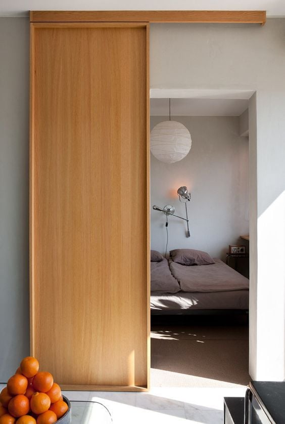 Porta minimalista de madeira