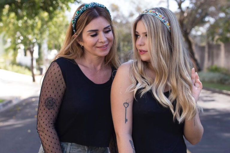 Mãe de Viih Tube é musa fitness e vende as tiaras que a filha usa no BBB21