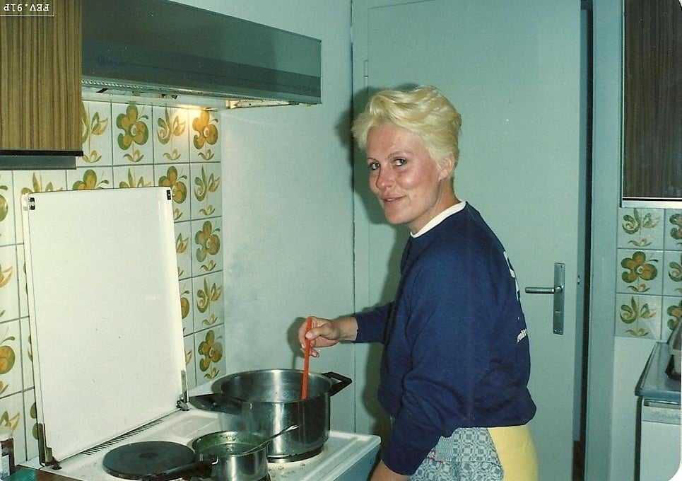 Apresentadora do Mais Você cozinhando em foto antiga