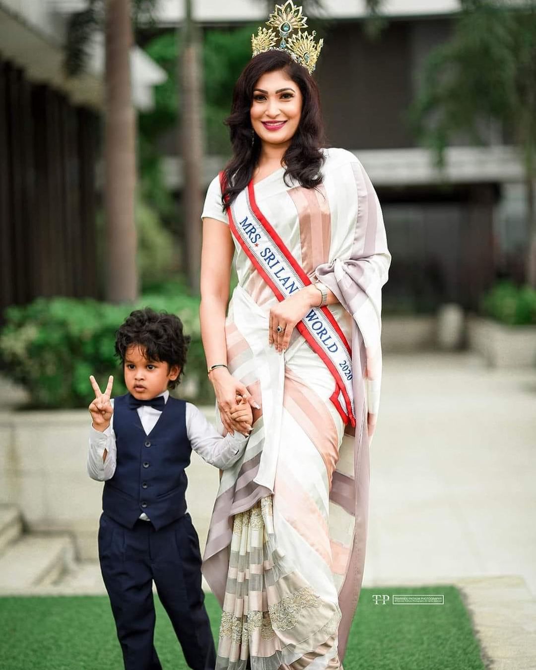 Vencedora do Miss Sri Lanka. Vencedora do Miss Sri Lanka.