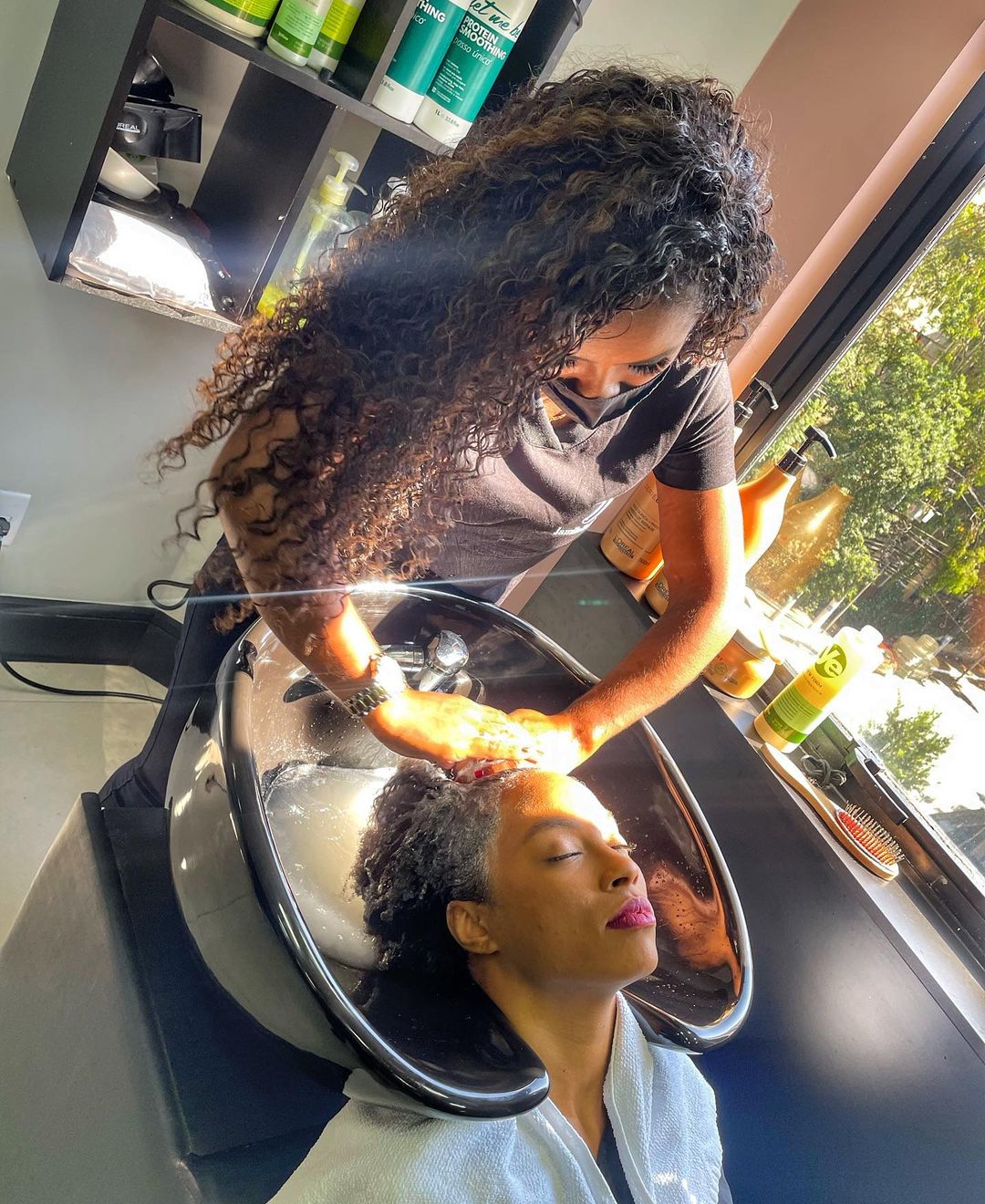 Cabeleireira Jamile Zeidan fazendo cabelo.