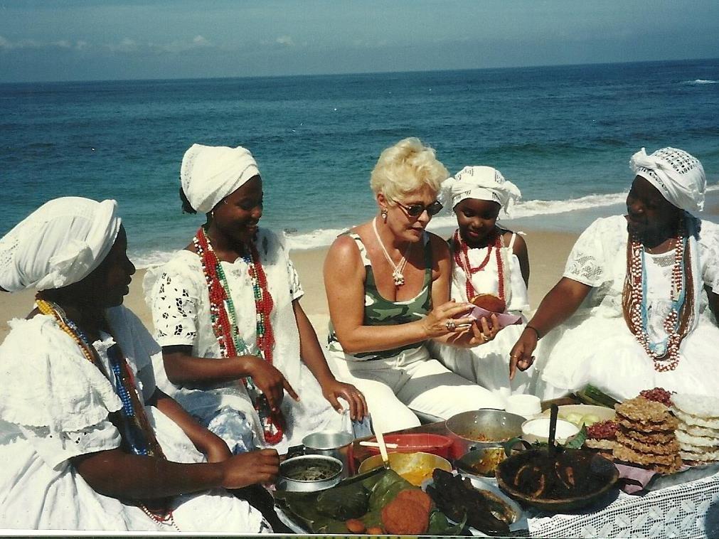A apresentadora em foto antiga com baianas na praia