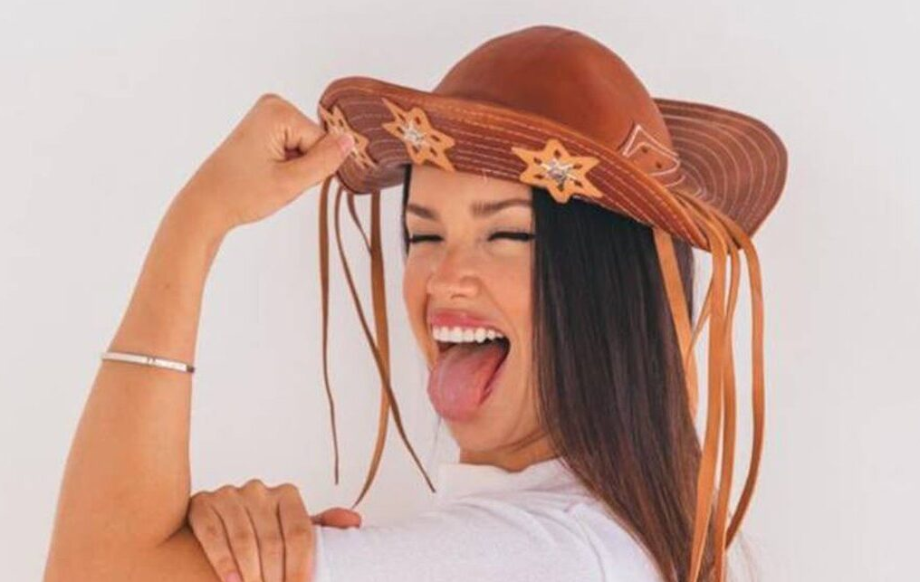 Juliette usando um chapéu de cangaceiro, simbolizando o Nordeste Juliette usando um chapéu de cangaceiro, simbolizando o Nordeste