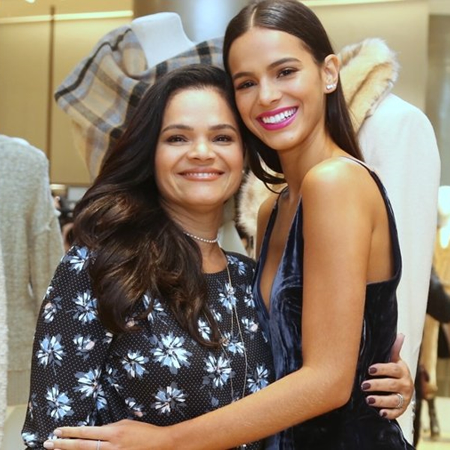  Mães de celebridades: Bruna Marquezine e sua mãe.