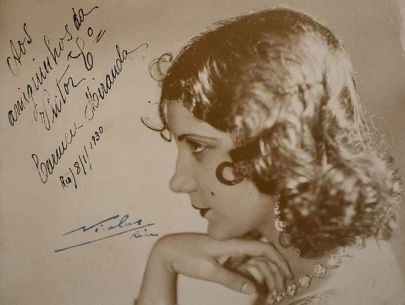 Carmen Miranda em uma foto autografada e datada de 18 de janeiro de 1930.