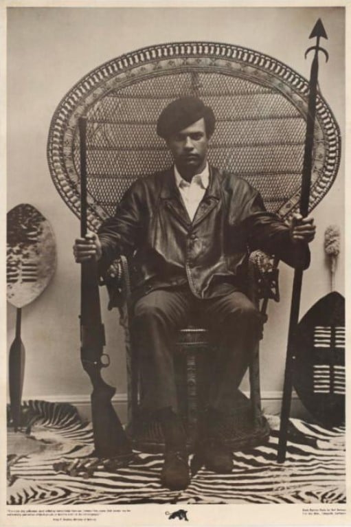 Panfleto com Huey Newton, líder e inspirador dos Panteras Negras, sentado em um trono armado, com referências claramente africanas. 