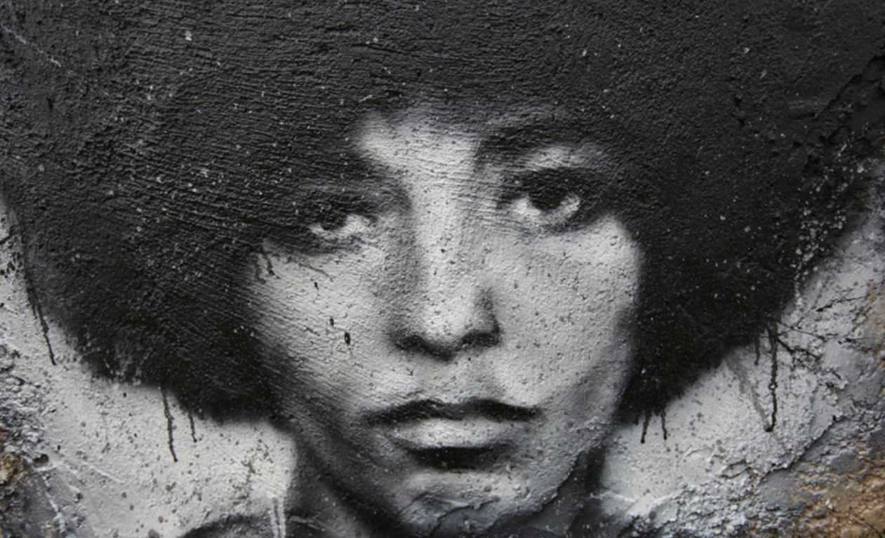 Mural com um retrato de Angela Davis.
