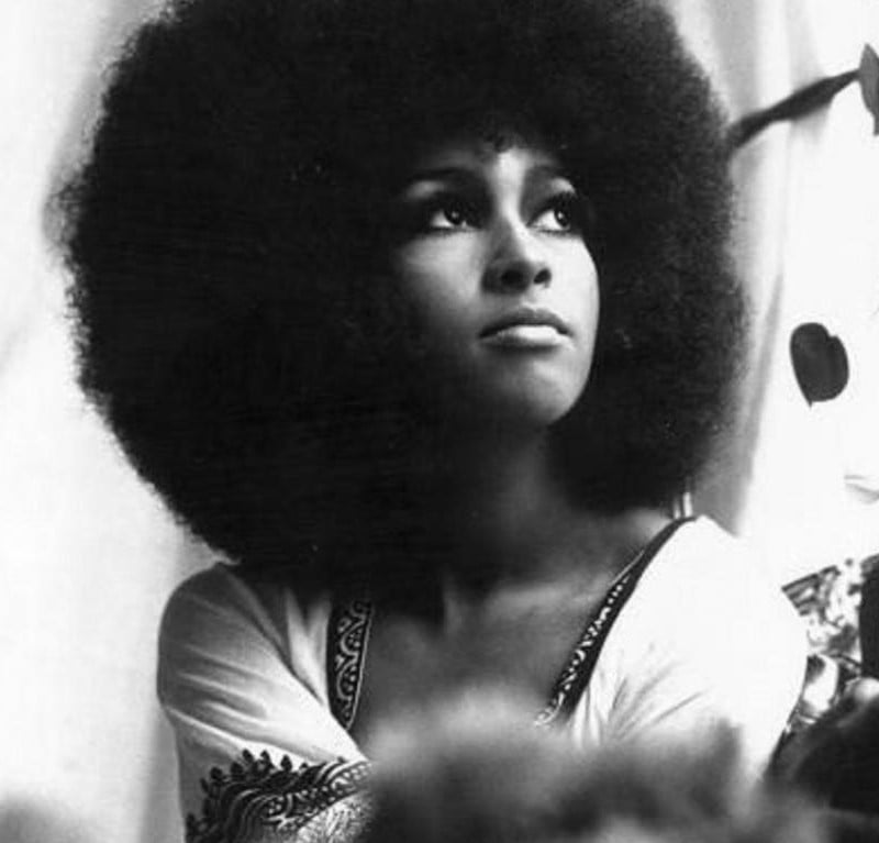 Marsha Hunt depois da preparação do musical "Hair", em 1968. A imagem do seu cabelo Black Power se tornou um ícone da beleza negra. 