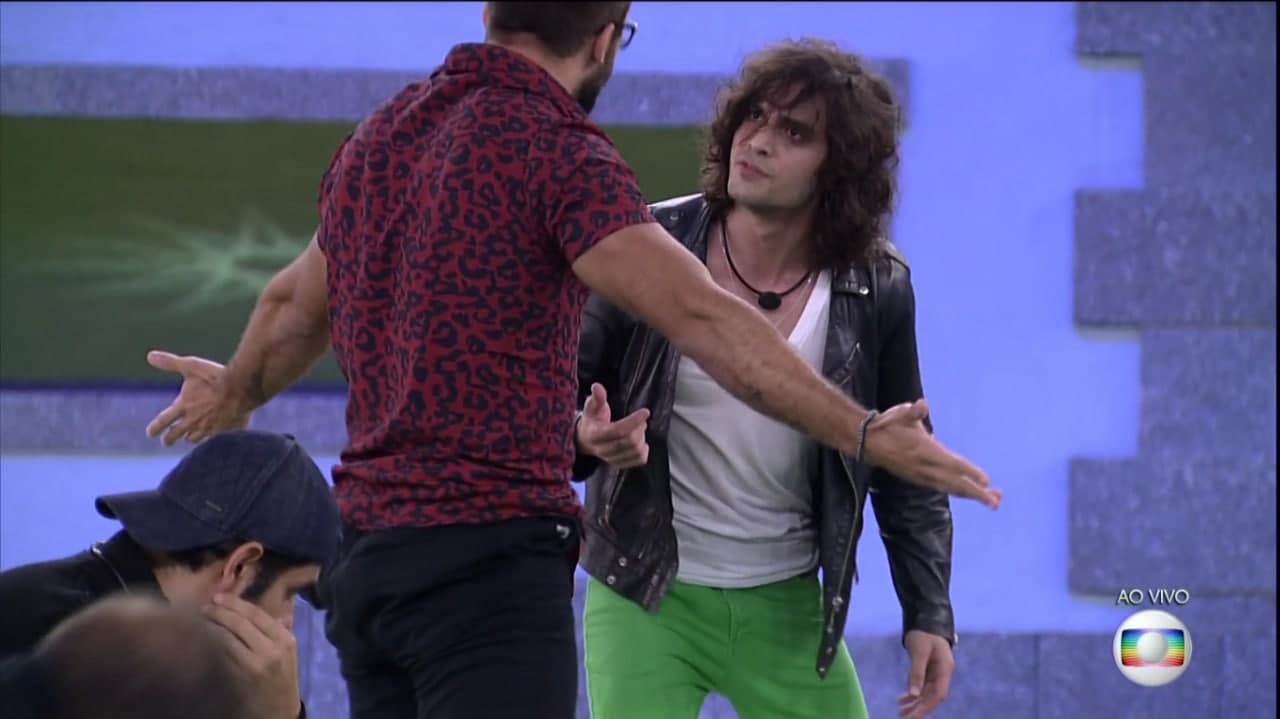 Fiuk e Arthur discutem. Fiuk e Arthur no jogo da discórdia.