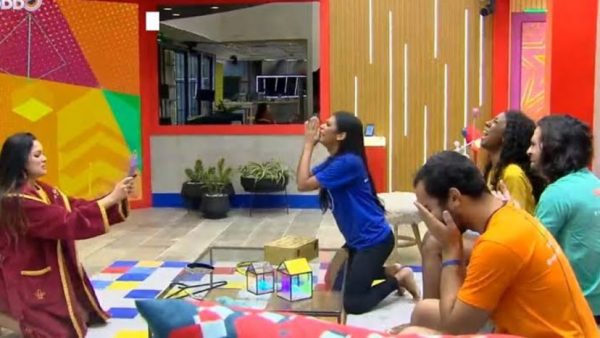 Participantes do BBB 21 recebem notícias sobre vacinas e se emocionam (imagem: reprodução/ Globo) Participantes do BBB 21 recebem notícias sobre vacinas e se emocionam (imagem: reprodução/ Globo)
