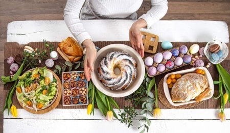 Foto de mesa com comidas de Páscoa.