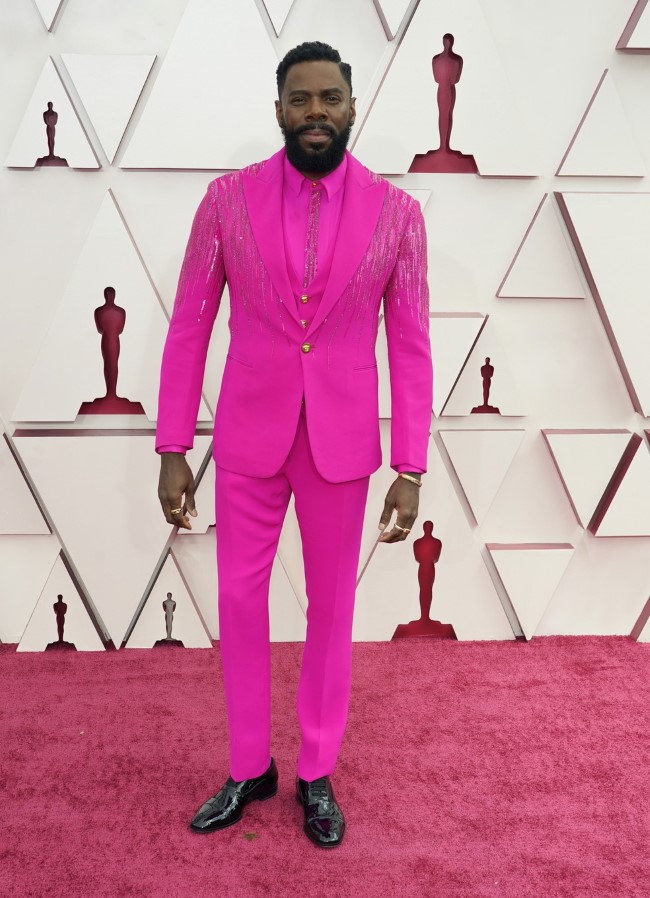 Colman Domingo com terno rosa choque com brilho no ombro e na manga, camisa e calça rosa choque- Oscar 2021