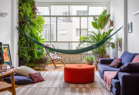 Sala com decoração aconchegante.