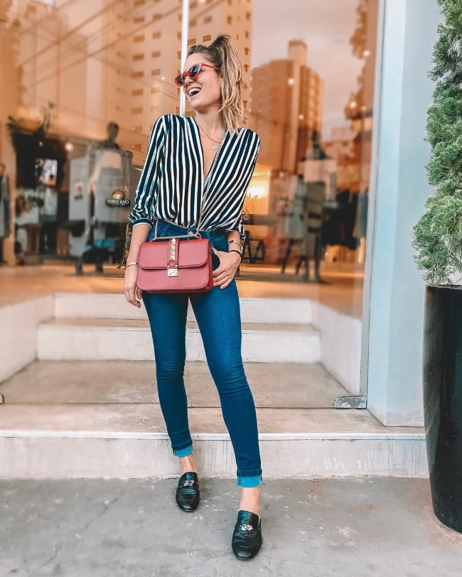 modelo veste camisa de listras com calça jeans, bolsa vinho e sapato preto-estampa de listras estampa de listras