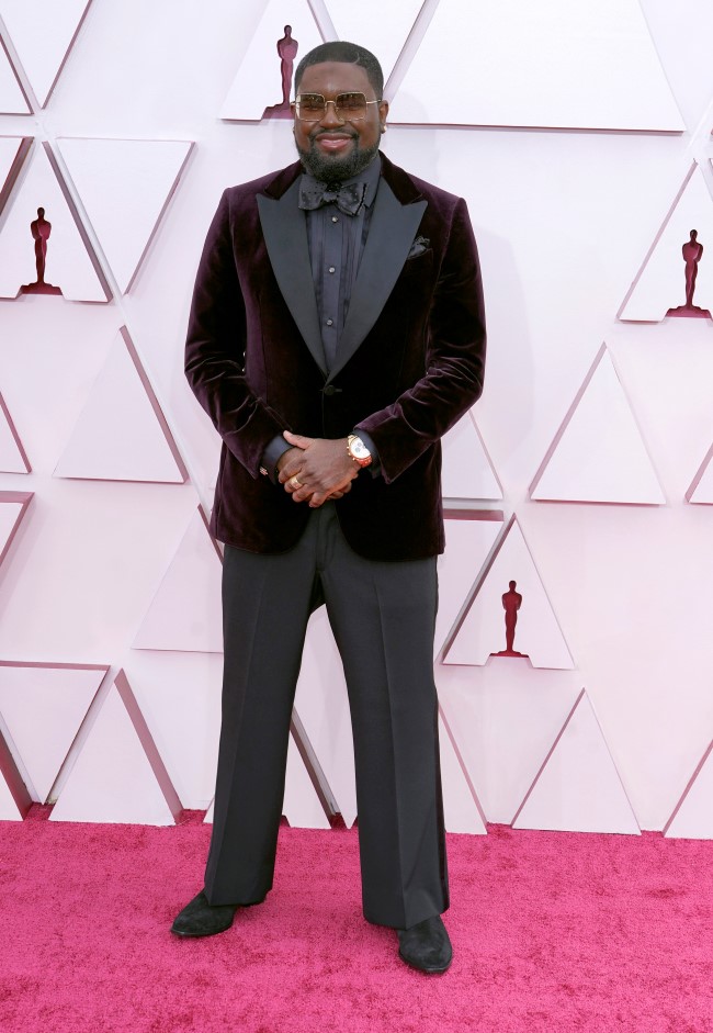 Lil Rel Howery com terno vinho em veludo, camisa e calça de alfaiataria cinza e gravata borboleta cinza- Oscar 2021 Looks masculinos Oscar 2021