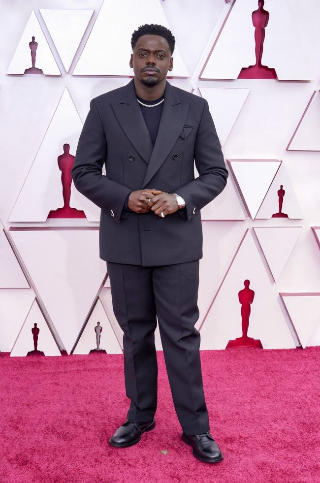 Daniel Kaluuya com terno e calça de alfaiataria cinza e colar de pérolas- Oscar 2021 Looks masculinos Oscar 2021