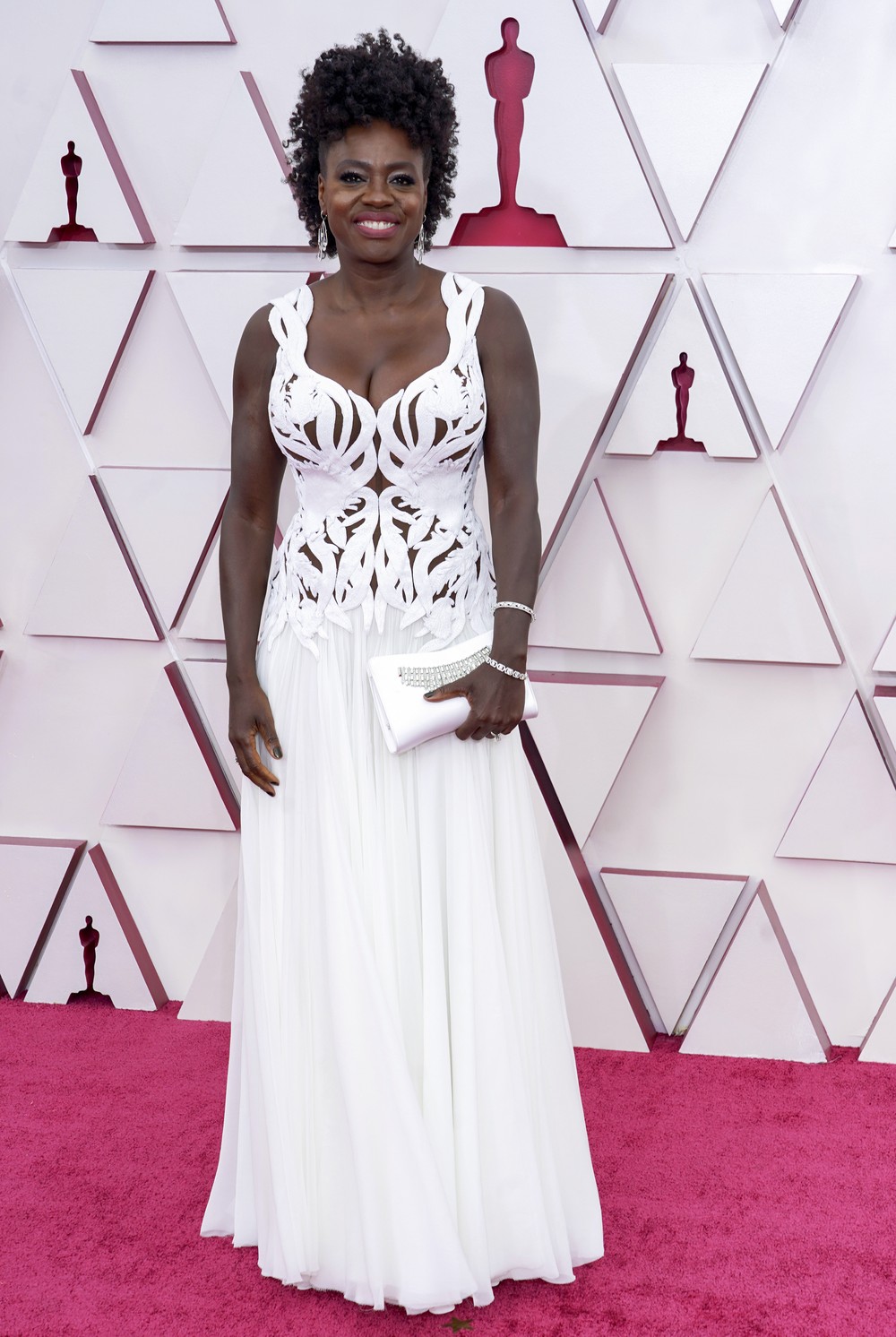 Viola Davis usa vestido branco em premiação.