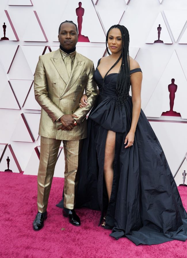 Leslie Odom Jr. com terno dourado e Nicolette Robinson com vestido preto com fenda no Oscar 2021
