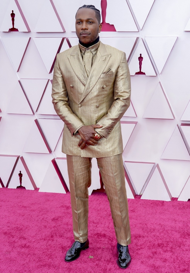 Leslie Odom Jr. com terno dourado no Oscar 2021 Looks masculinos Oscar 2021