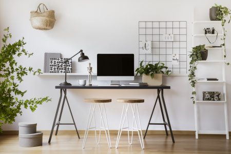 Quarto com mesa de estudo.