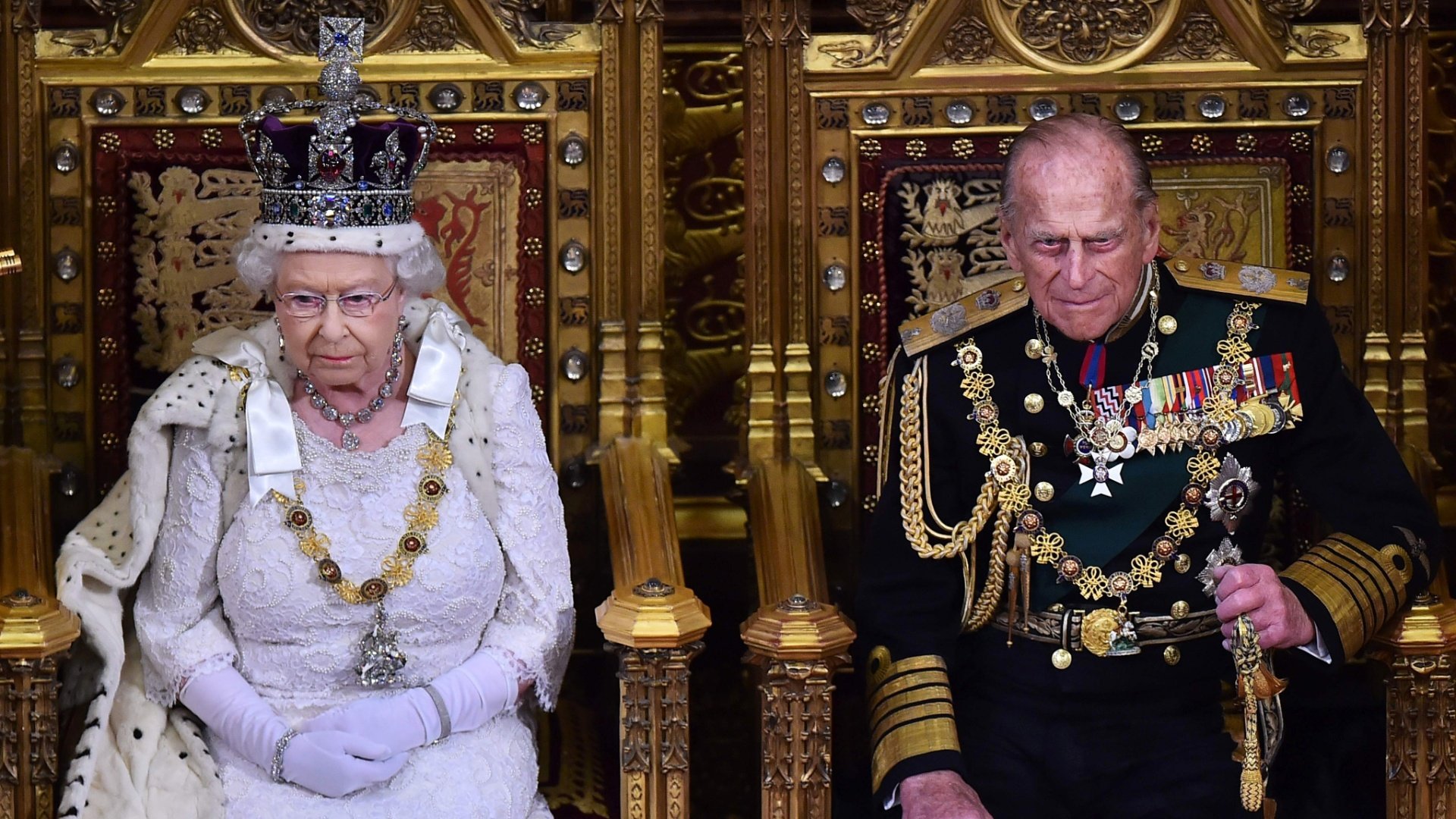 Príncipe Philip e Rainha Elizabeth em seus tronos.